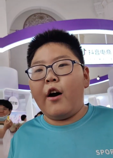 天盈配 好博会 | 商户现场发“千层糕”，十岁男孩赞称“展会非常好”