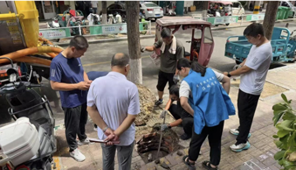 聚合财富 南门社区开展化粪池清理行动